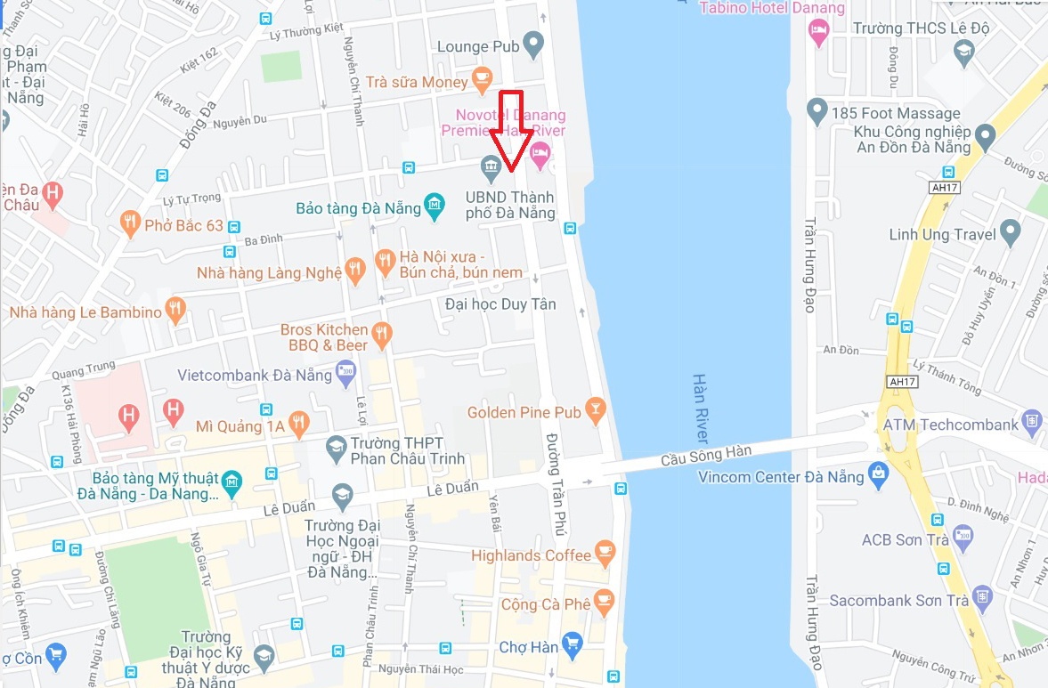 Oto va cham voi xe may,  dam thang vao khuon vien toa nha hanh chinh Da Nang anh 4