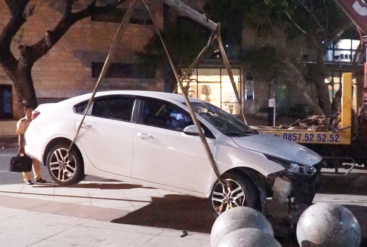 Oto huc xe may, lao vao Trung tam hanh chinh Da Nang hinh anh