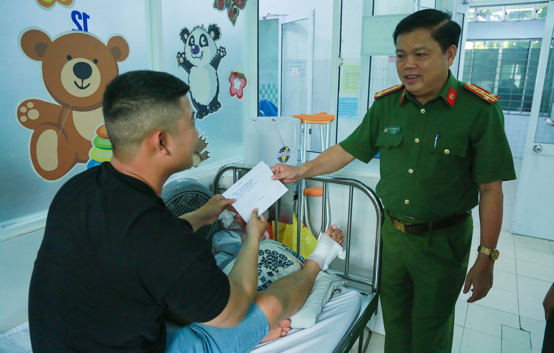 Mot canh sat bi dut gan chan khi truy bat ke buon ma tuy hinh anh