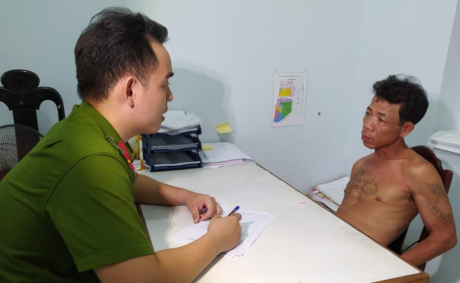 Người đàn ông chém cảnh sát bị thương ảnh 1 Nguoi dan ong chem canh sat bi thuong anh 1
