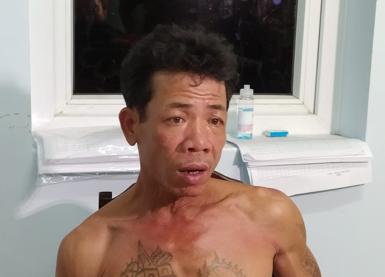 Khong che nguoi dan ong chem canh sat hinh anh