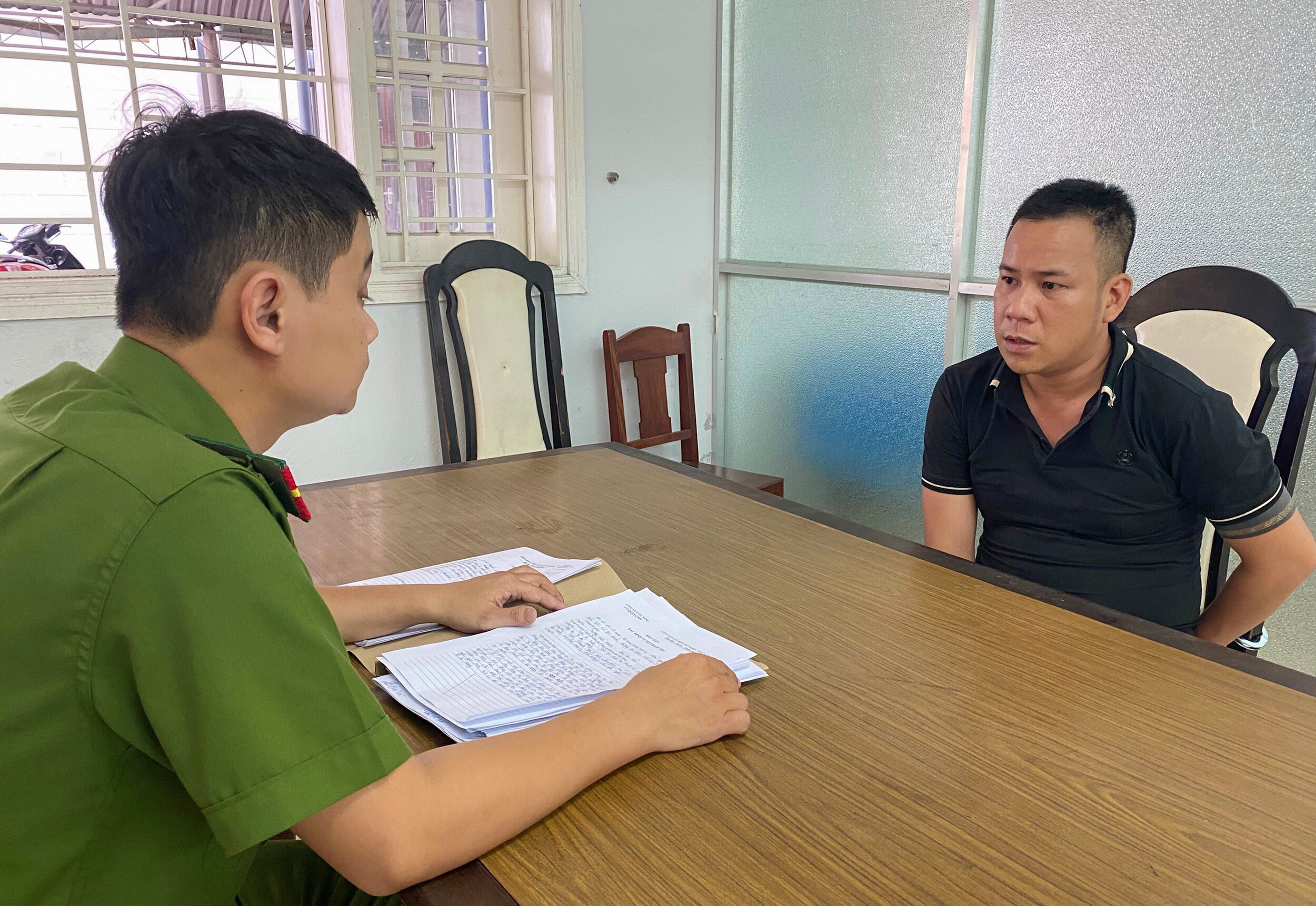 Ga trai dung anh nong ep co gai quan he tinh duc anh 1