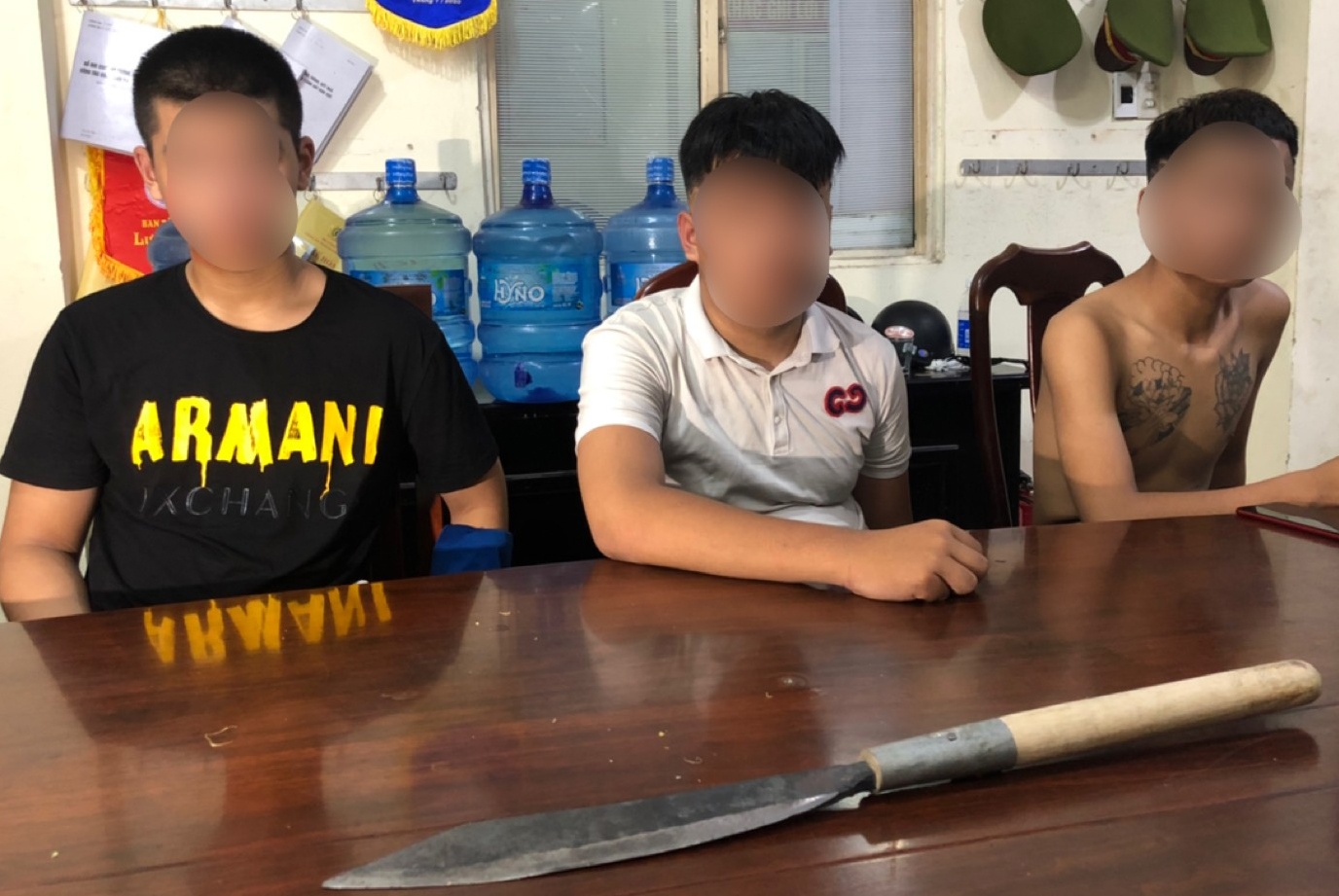 911 no sung khong che nhom thanh nien co hung khi hinh anh