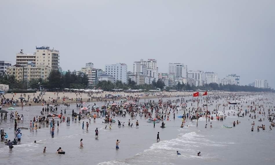 Hai nguoi tam bien Sam Son bi duoi nuoc anh 1