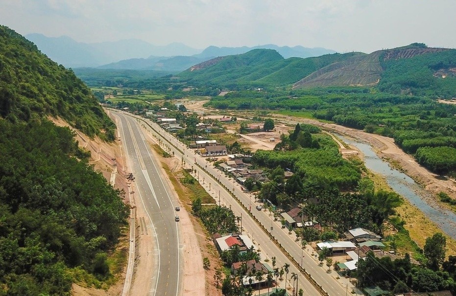 Cao toc noi Da Nang voi Hue chua the thong xe vi dan can tro thi cong hinh anh