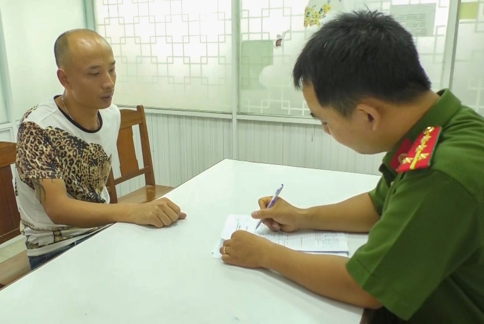 Bat 6 nguoi cho vay lai 240%/nam hinh anh