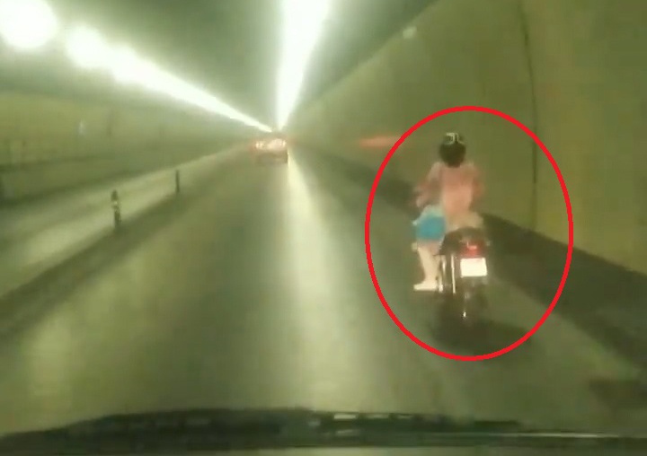 Nguoi phu nu chay xe may vuot 3 chot kiem soat o ham Hai Van hinh anh