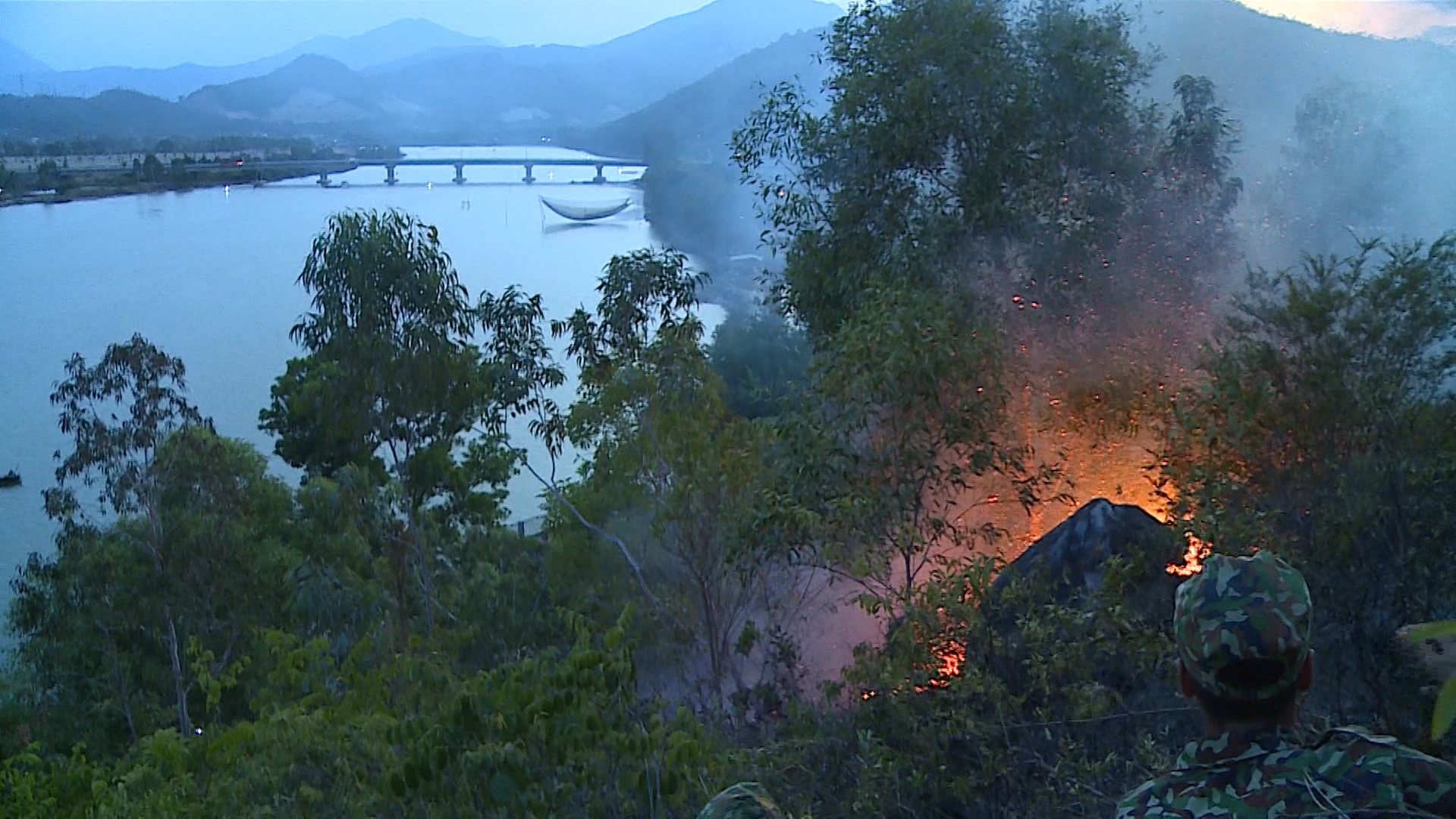 Khong che dam chay gan 2 ngay o nui Ham Vang hinh anh