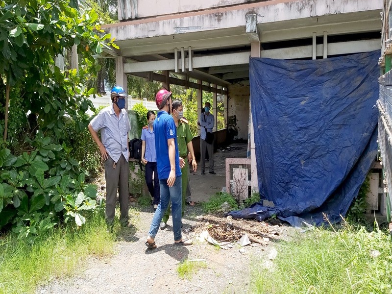 Phat hien nguoi dan ong tu vong trong can nha hoang hinh anh