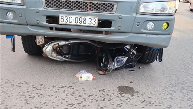 Oto tai cuon xe may vao gam, 2 me con tu vong hinh anh