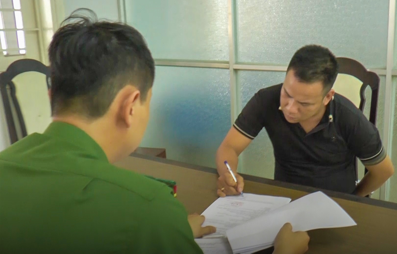 Dung clip nong ep co gai quan he tinh duc hinh anh