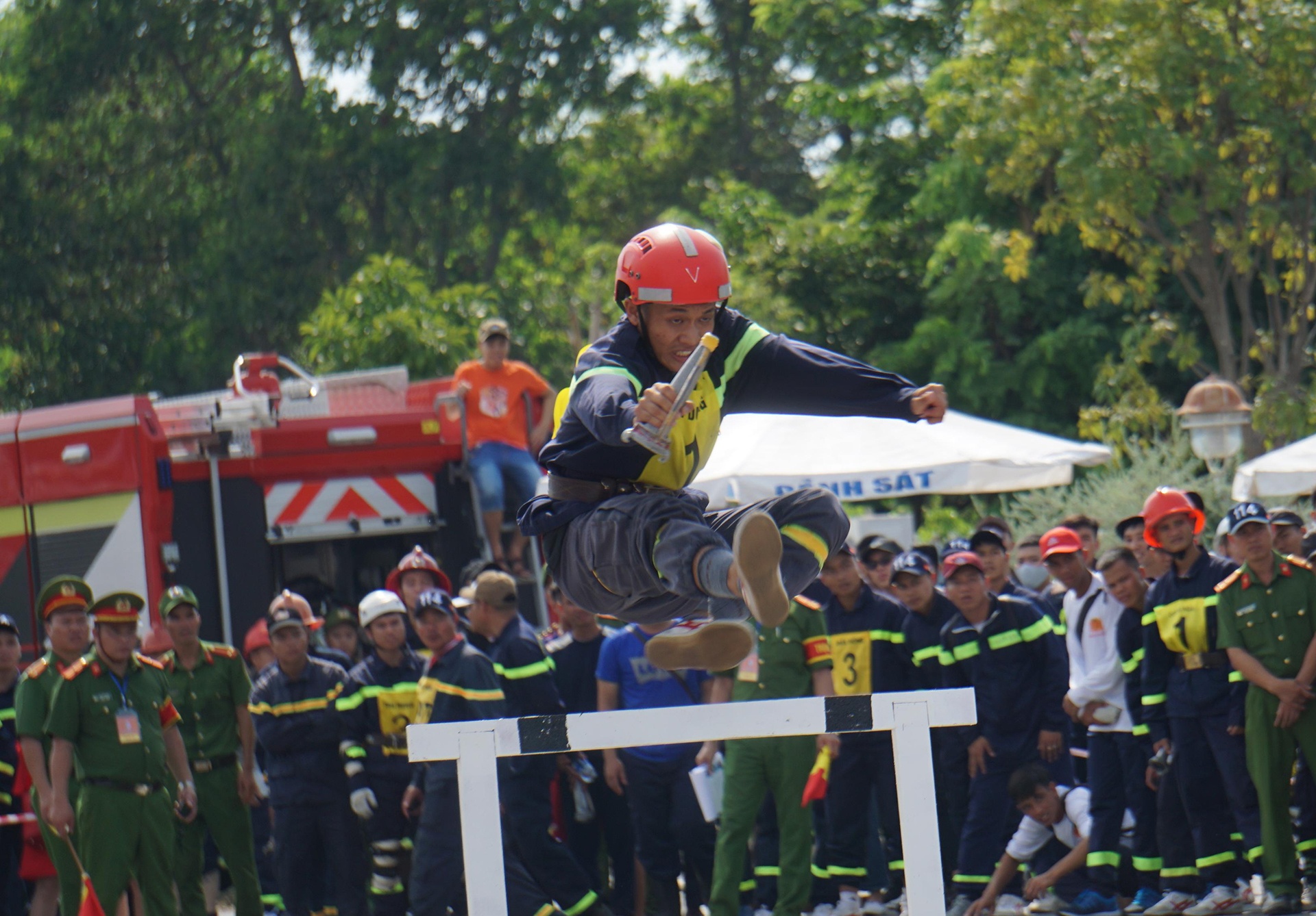 Canh sat thi vuot chuong ngai vat chua chay, cuu nguoi hinh anh