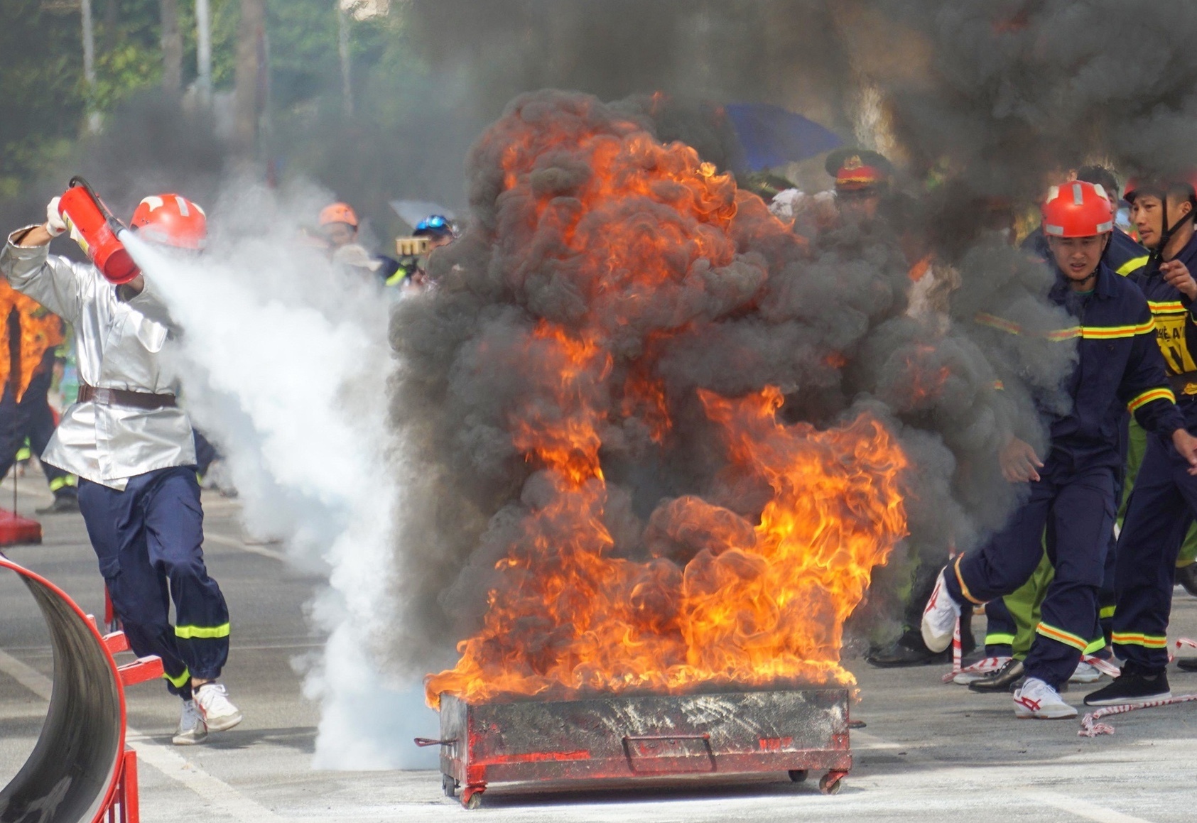 Canh sat thi vuot qua tuong lua cuu nguoi o Da Nang anh 8