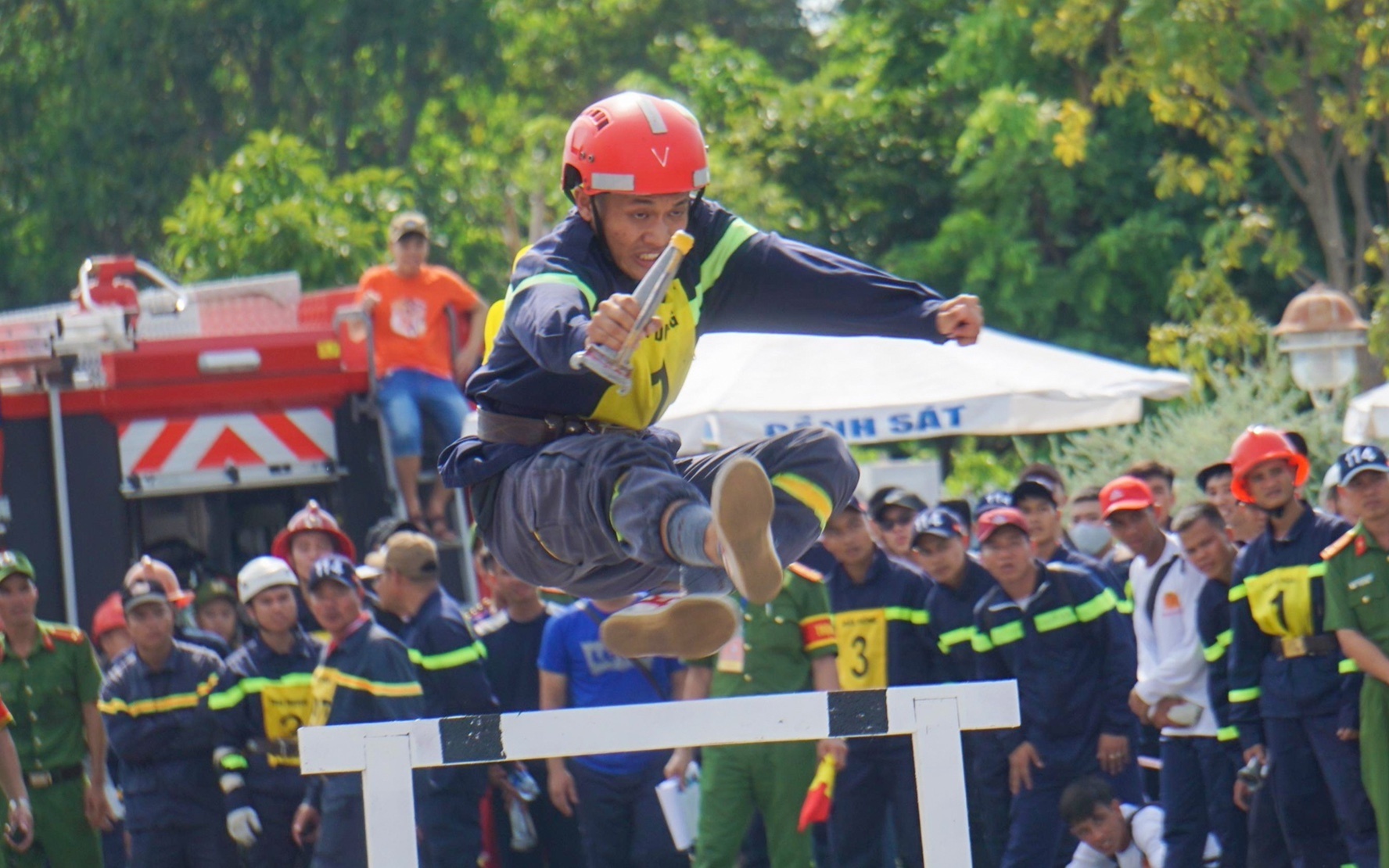 Canh sat thi vuot qua tuong lua cuu nguoi o Da Nang anh 3