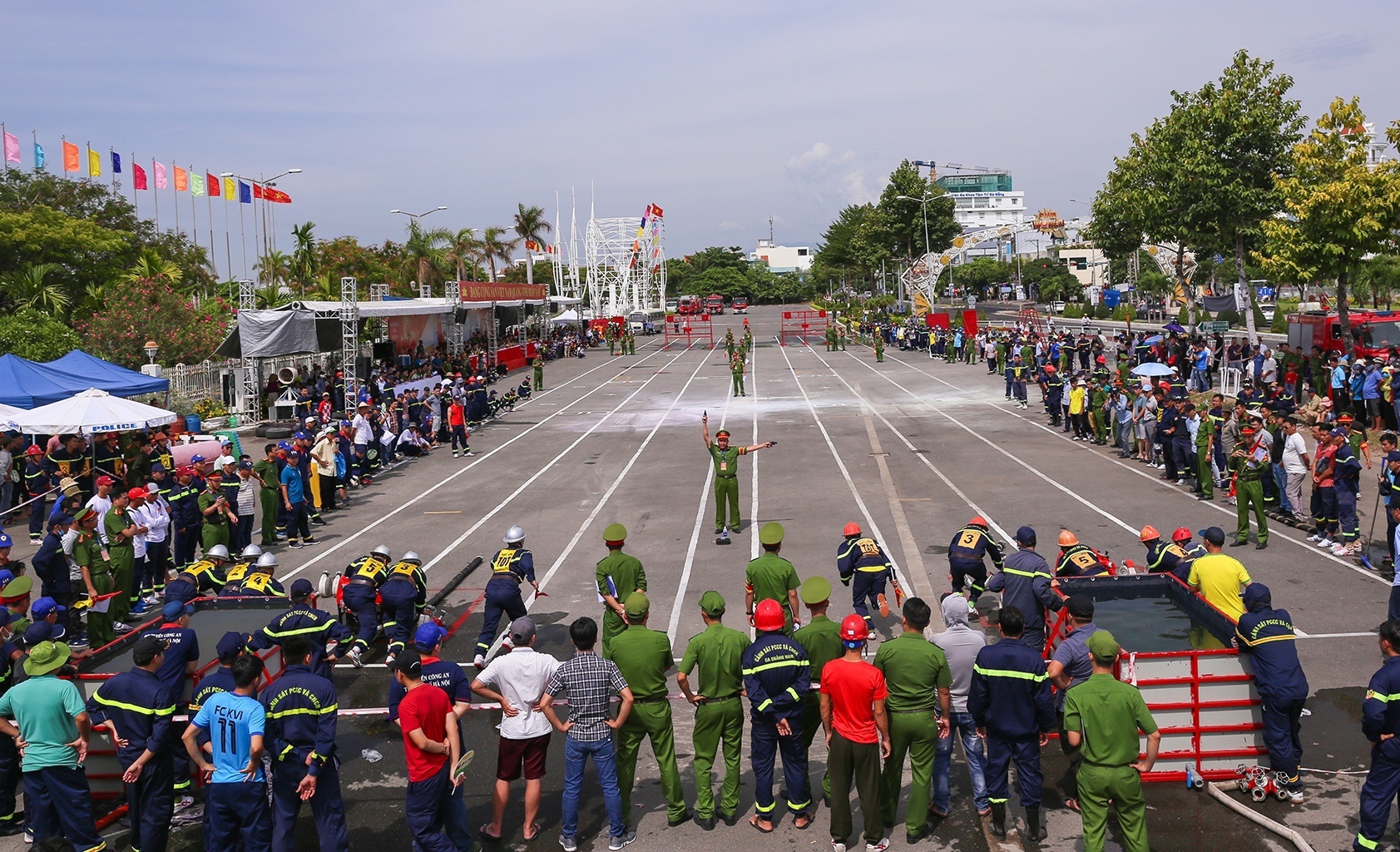 Canh sat thi vuot qua tuong lua cuu nguoi o Da Nang anh 1