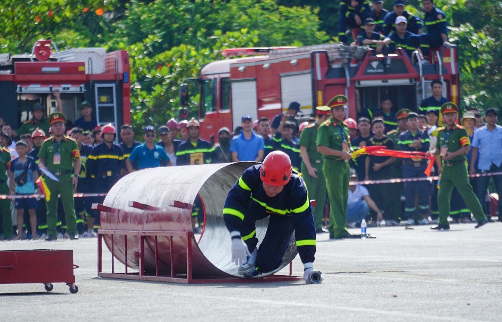 Canh sat thi vuot qua tuong lua cuu nguoi o Da Nang anh 2