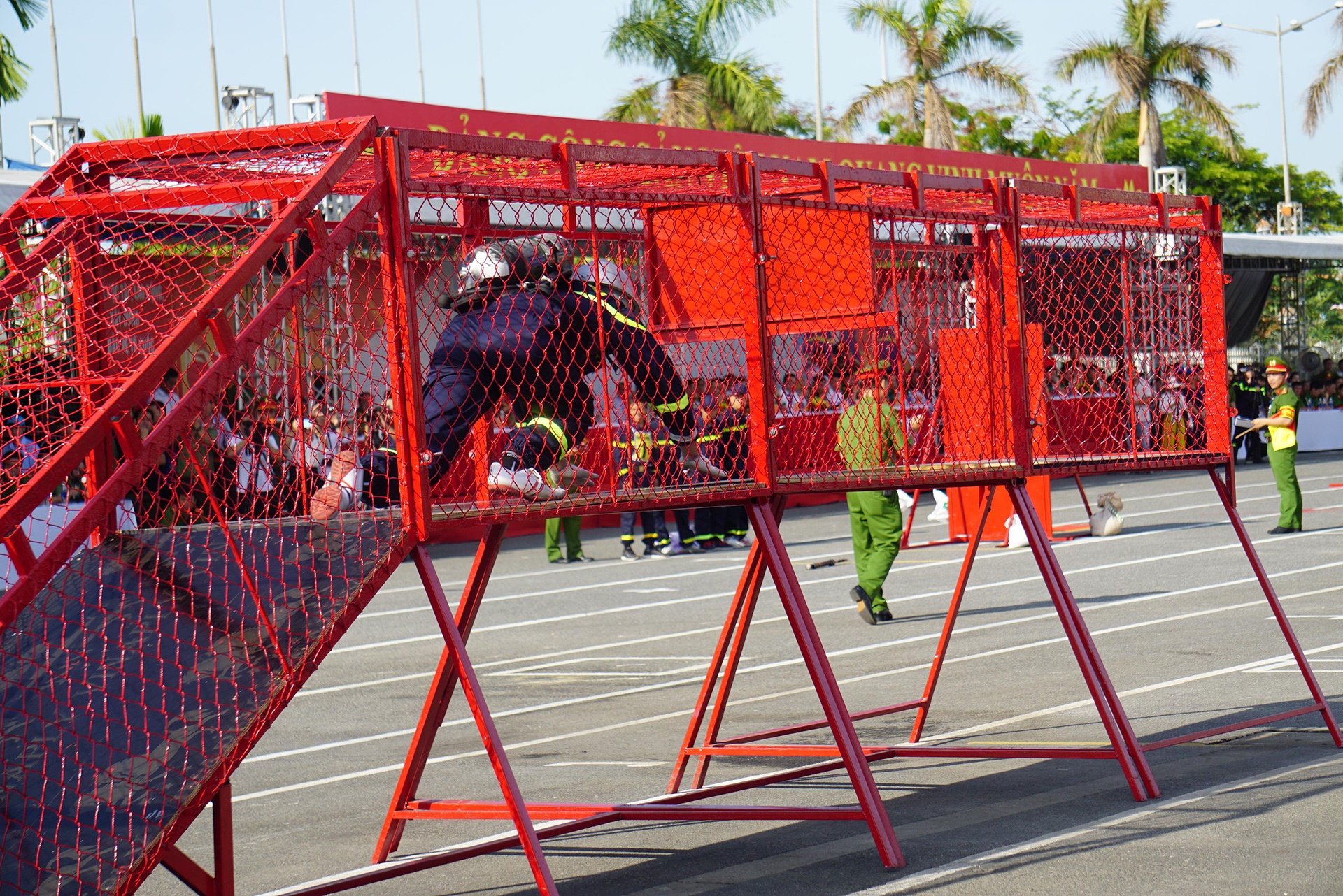 Canh sat thi vuot qua tuong lua cuu nguoi o Da Nang anh 4