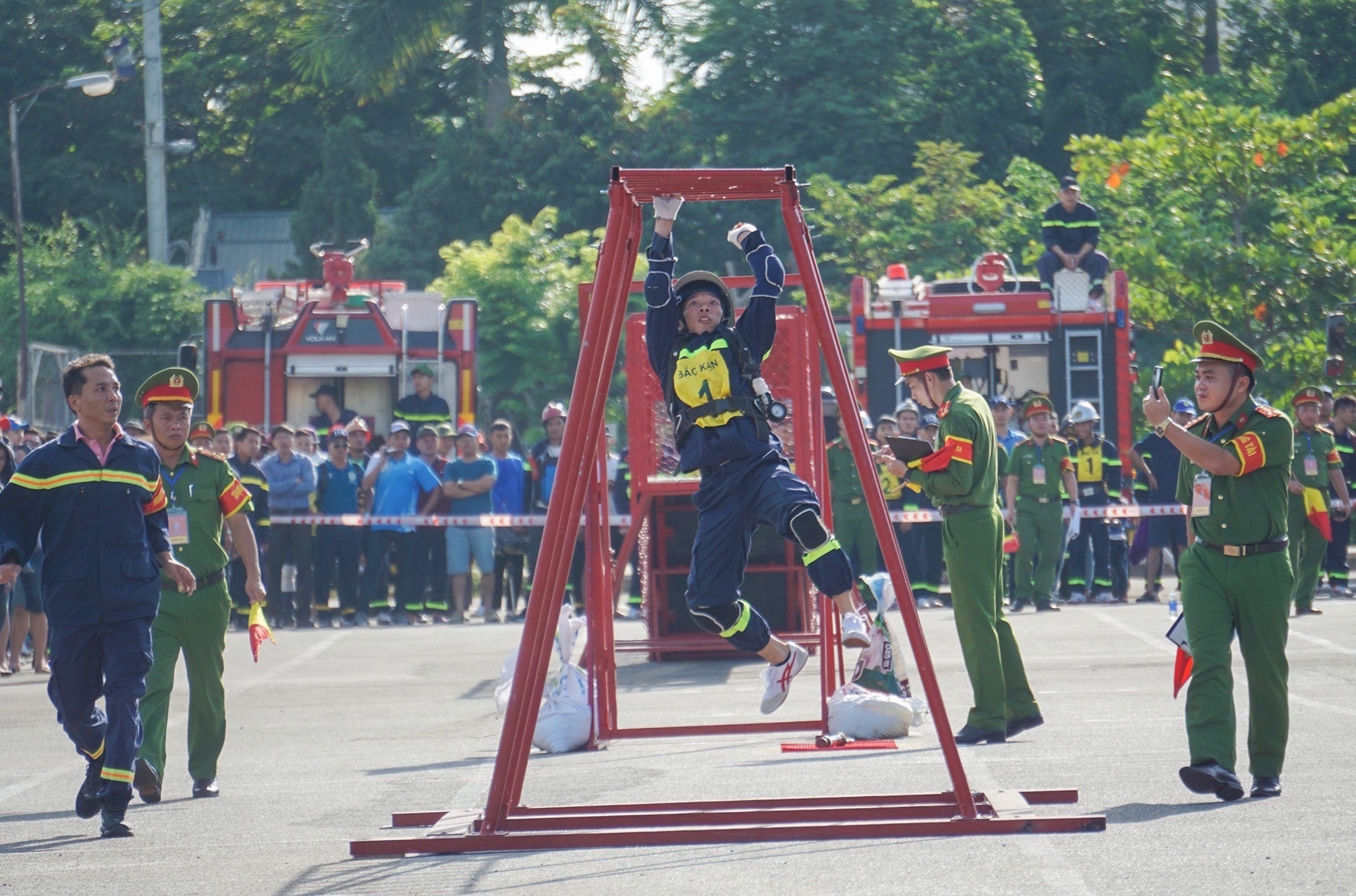 Canh sat thi vuot qua tuong lua cuu nguoi o Da Nang anh 5