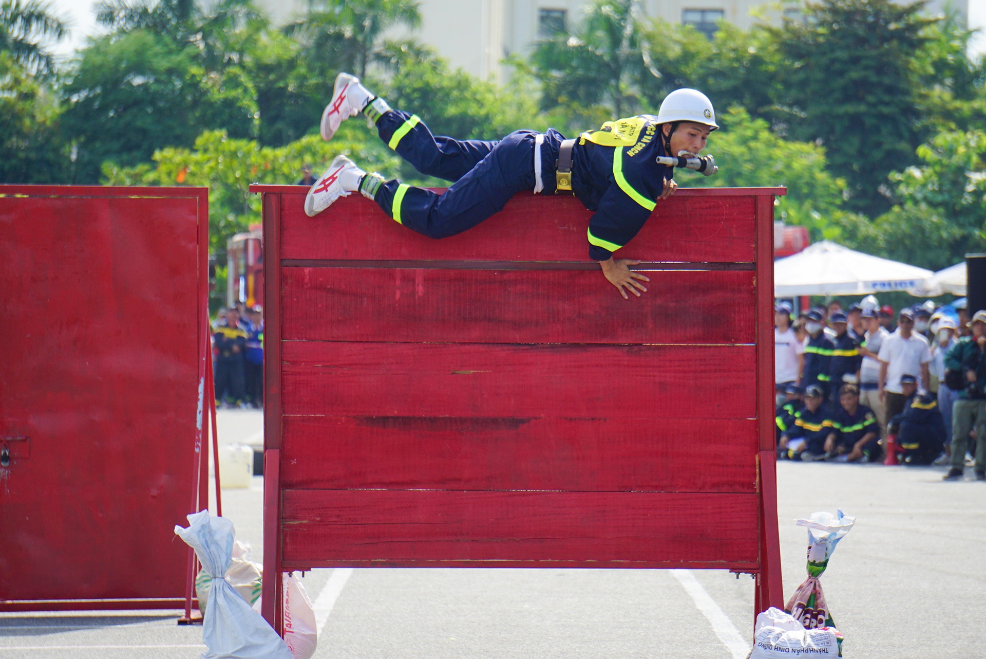 Canh sat thi vuot qua tuong lua cuu nguoi o Da Nang anh 6