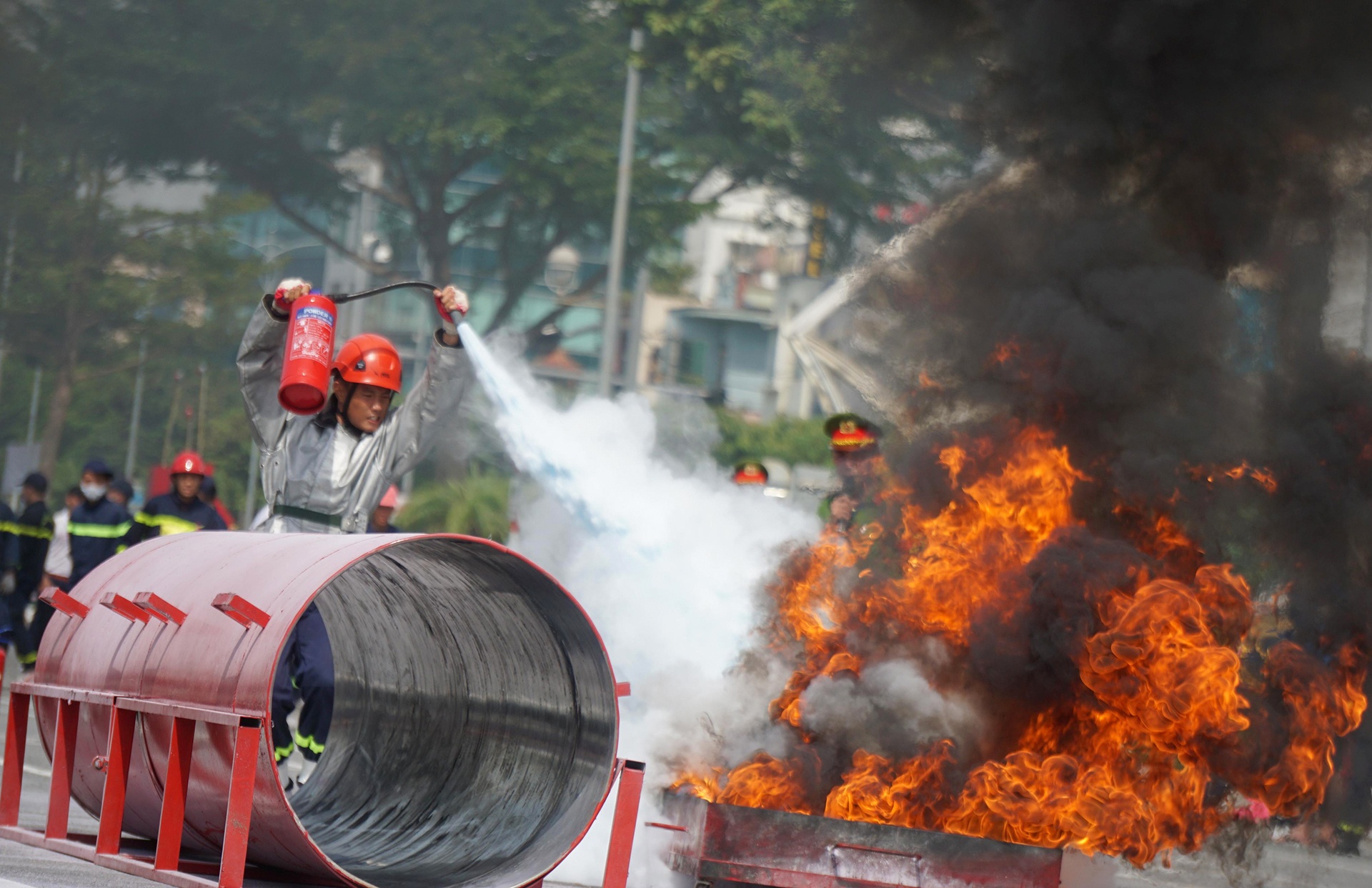 Canh sat thi vuot qua tuong lua cuu nguoi o Da Nang anh 7