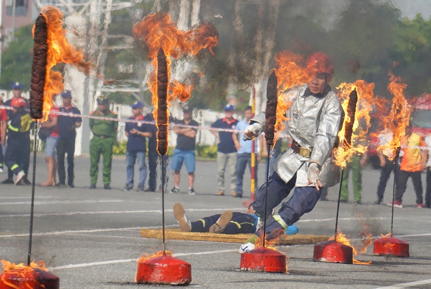 Canh sat thi vuot qua tuong lua cuu nguoi o Da Nang anh 9
