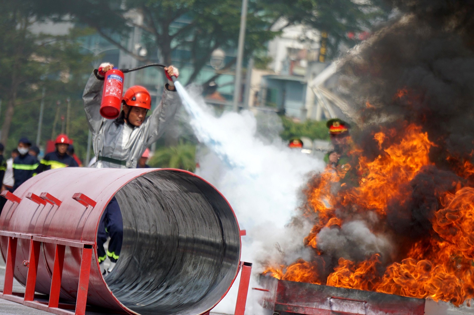 Hang tram canh sat trinh dien ky nang vuot lua cuu nguoi hinh anh