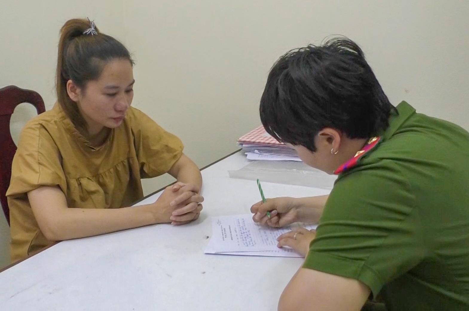 Tu ba dieu hanh 'tap doan' ban dam cho khach nuoc ngoai hinh anh