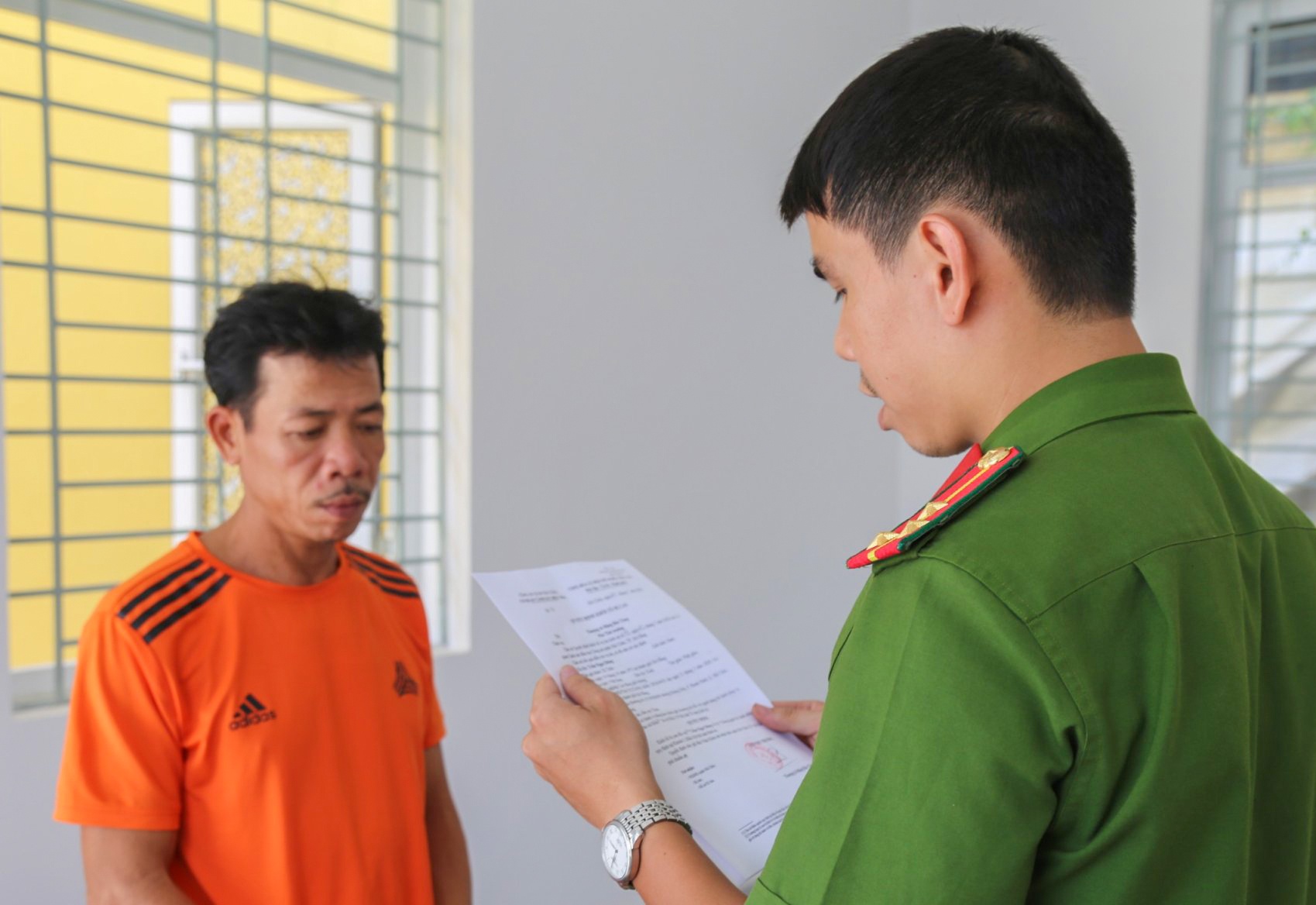 Khoi to nguoi dan ong say ruou chem canh sat hinh anh