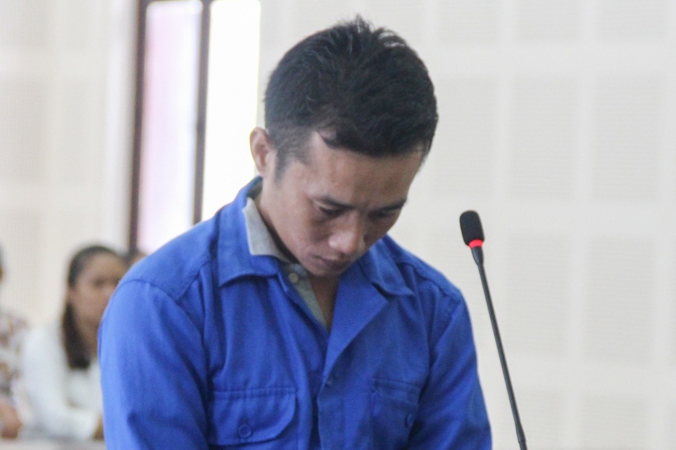 Linh 6 nam tu vi chem hang xom trong thuong hinh anh