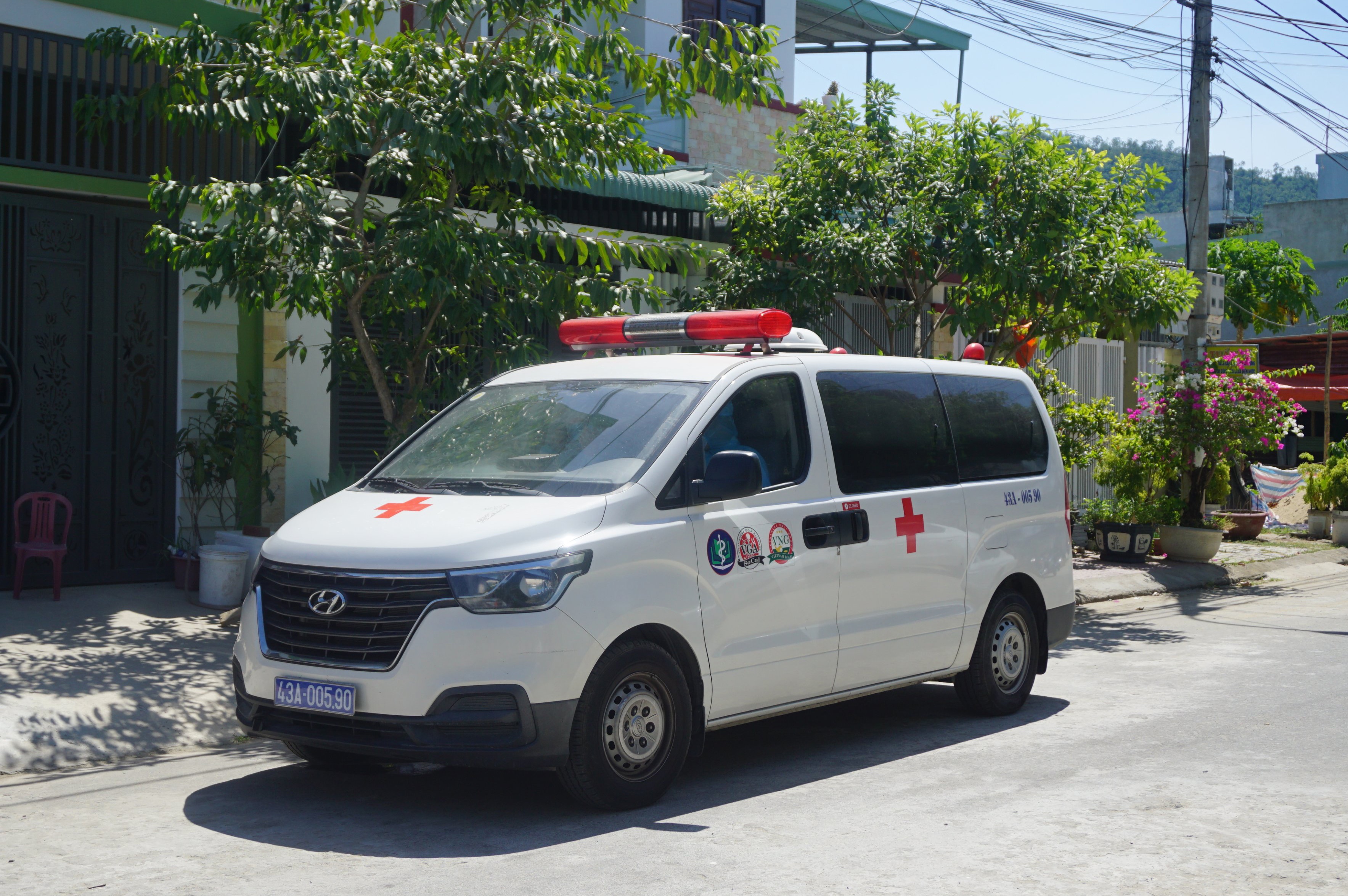 Cach ly con re va chau ngoai benh nhan nghi mac Covid-19 o Da Nang hinh anh