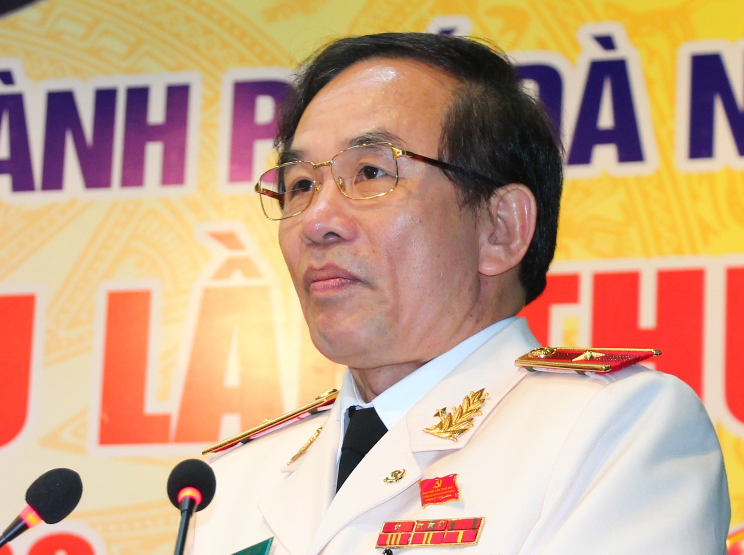 Ra soat nguoi nuoc ngoai nghi mac Covid-19 anh 1