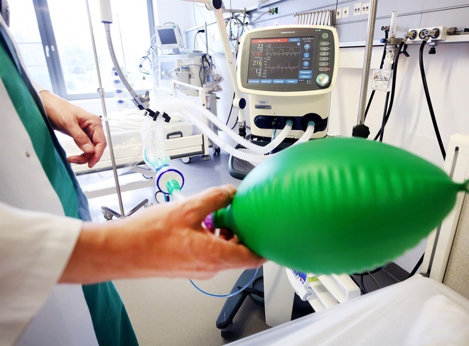 Benh nhan nghi mac Covid-19 o Da Nang phai tho may hinh anh