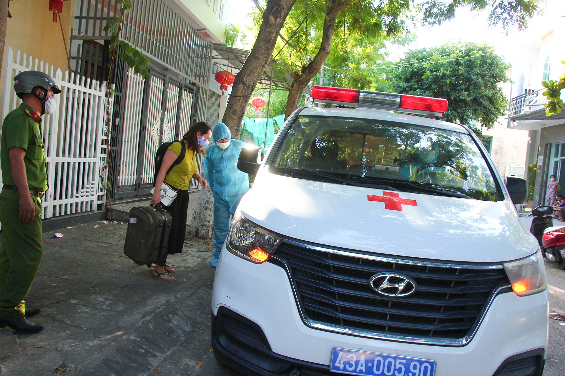 Da Nang go tung nha tim nguoi tiep xuc voi 2 benh nhan mac Covid-19 hinh anh
