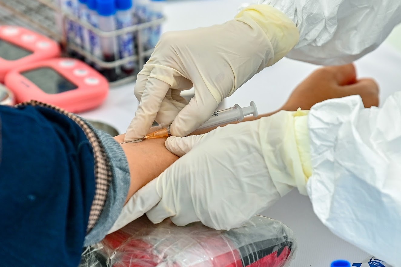 4 nhan vien y te mac Covid-19 da den nhung dau? hinh anh