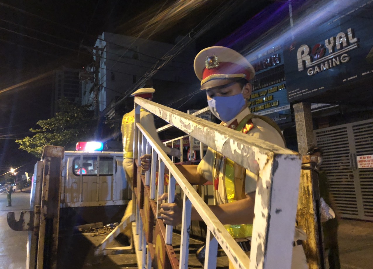 Da Nang lap 10 chot phong toa duong vao 3 benh vien hinh anh