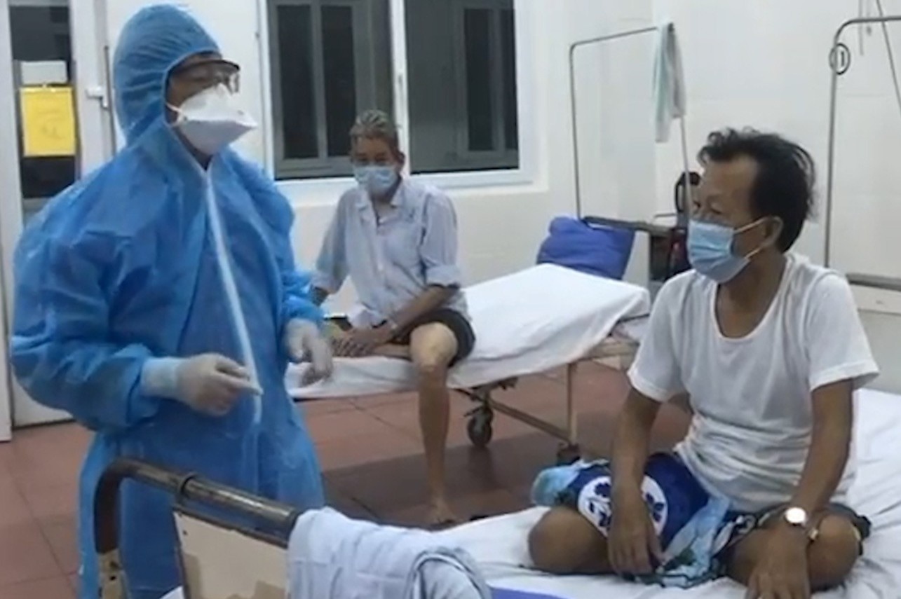 Bac si hat '5 anh em tren chiec xe tang' tran an nguoi mac Covid-19 hinh anh