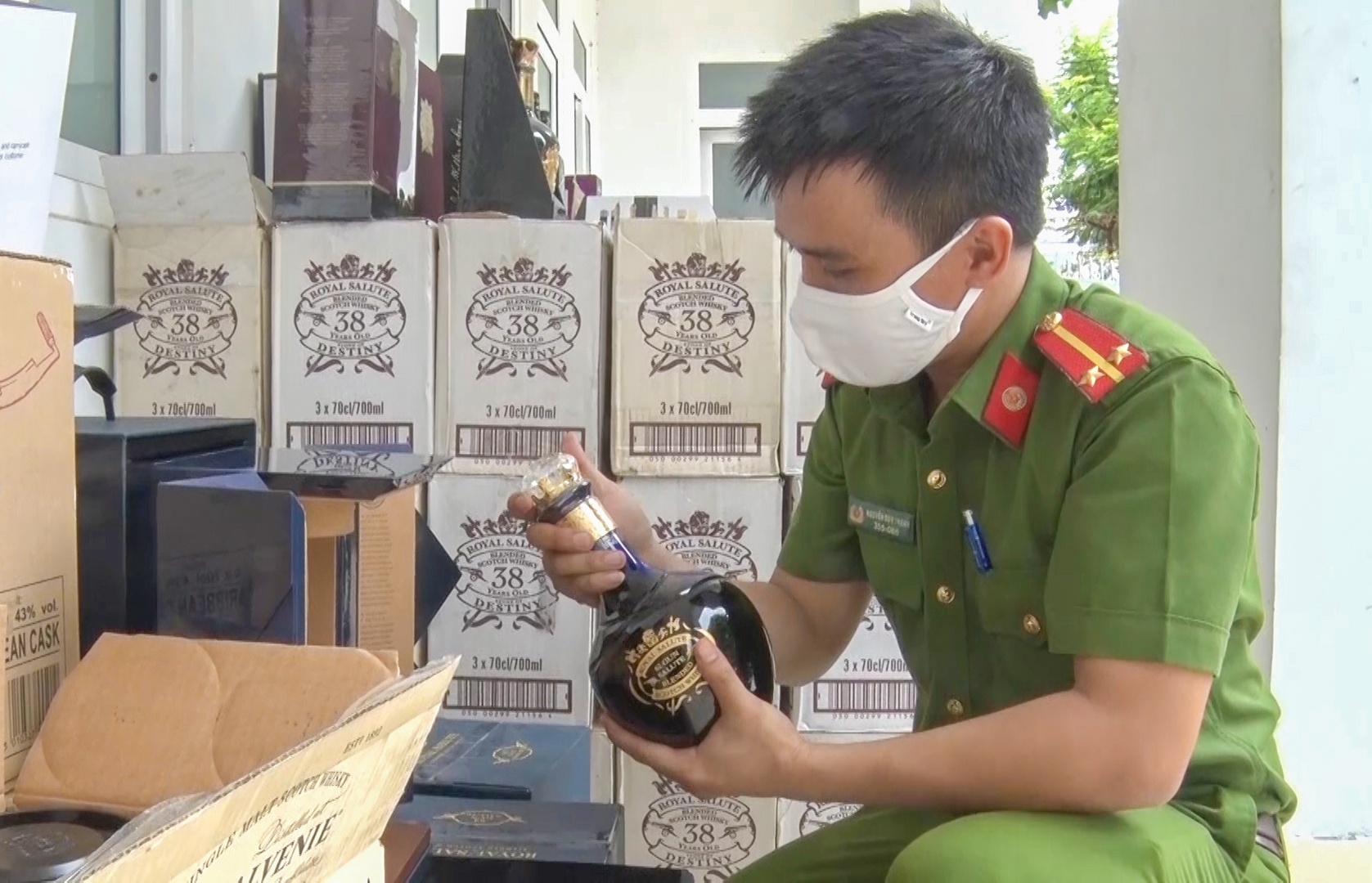 Tam giu 415 chai ruou ngoai khong ro nguon goc hinh anh