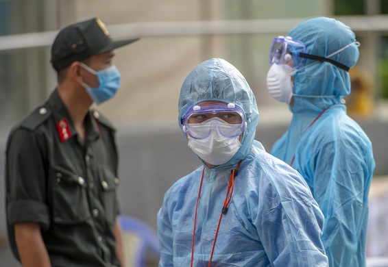 Benh nhan 806 du hop khoa voi 300 nguoi hinh anh