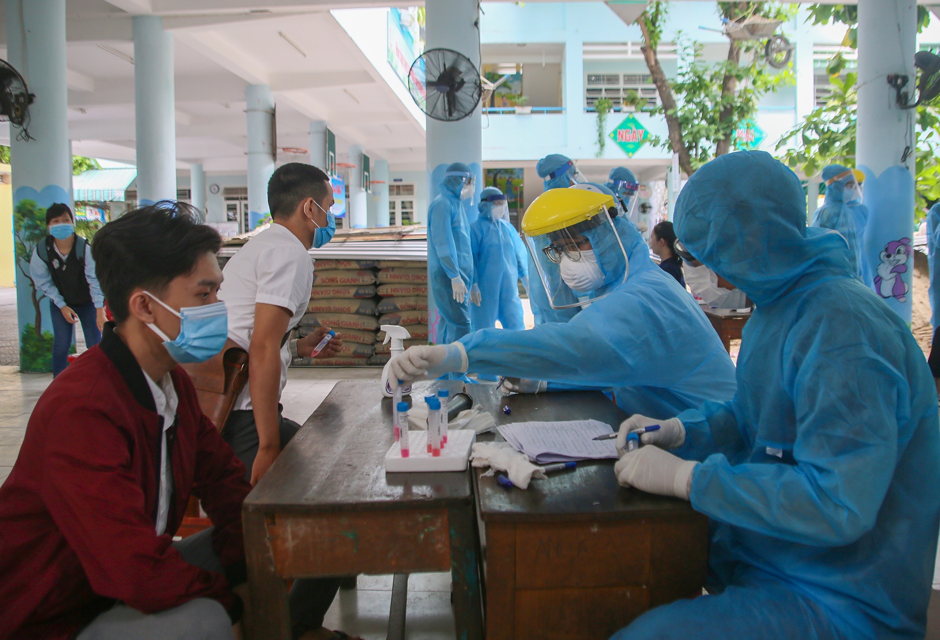 Nguoi dan di xet nghiem dich Covid-19 anh 1