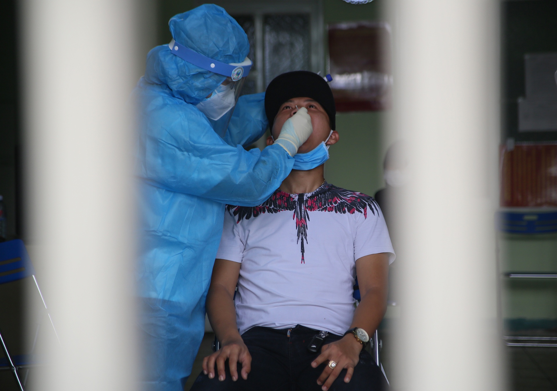 Nguoi dan di xet nghiem dich Covid-19 anh 6