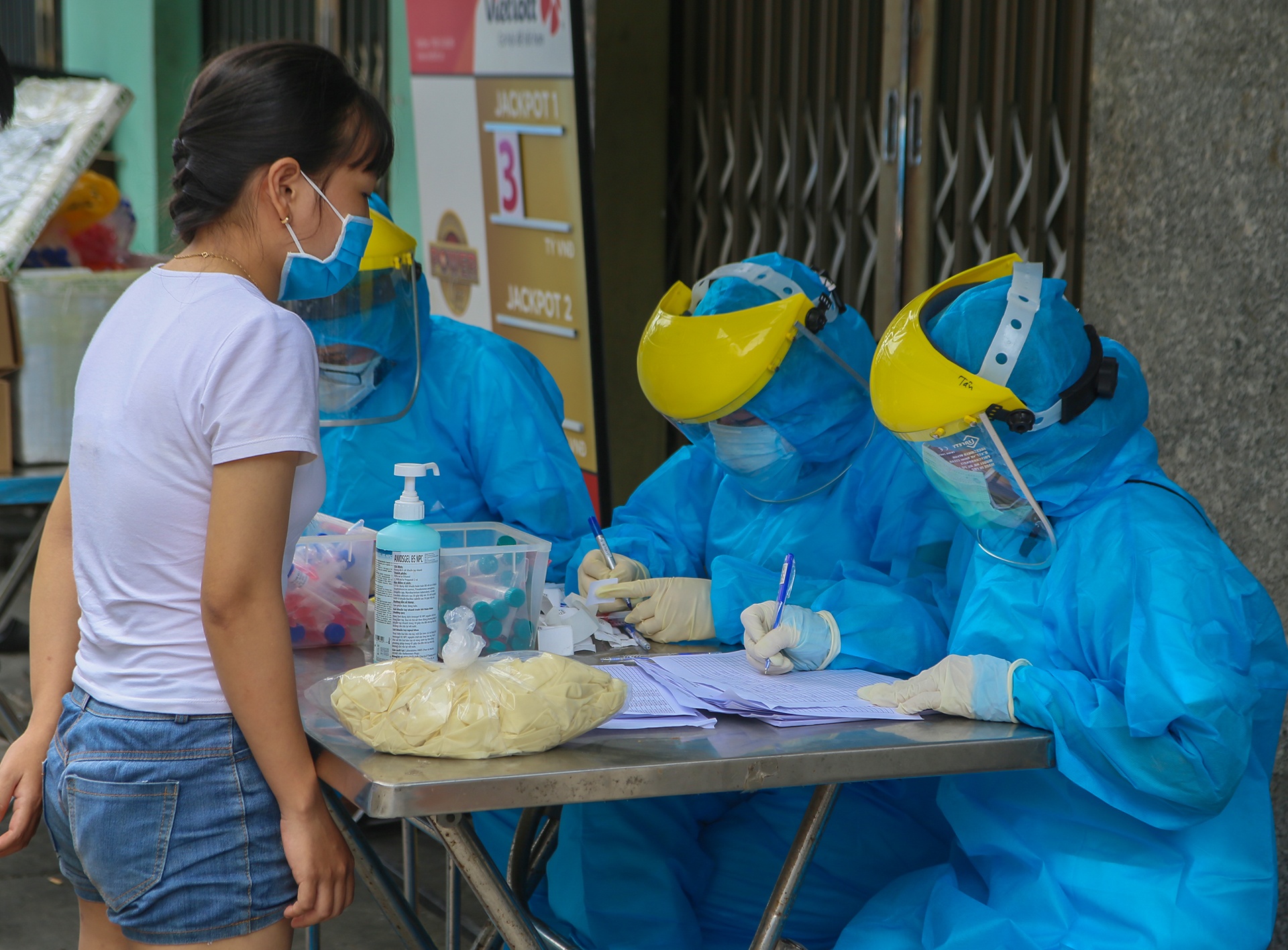 Cach ly hon 2.000 benh nhan am tinh voi Covid-19 anh 1