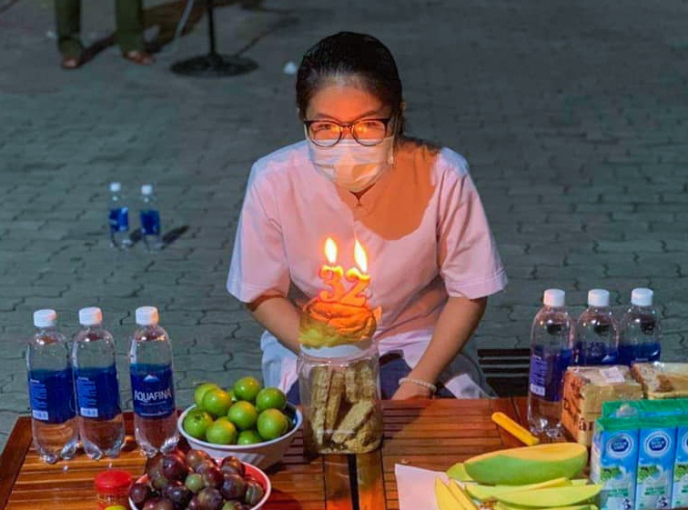 Nu dieu duong bat ngo duoc to chuc sinh nhat trong khu cach ly hinh anh