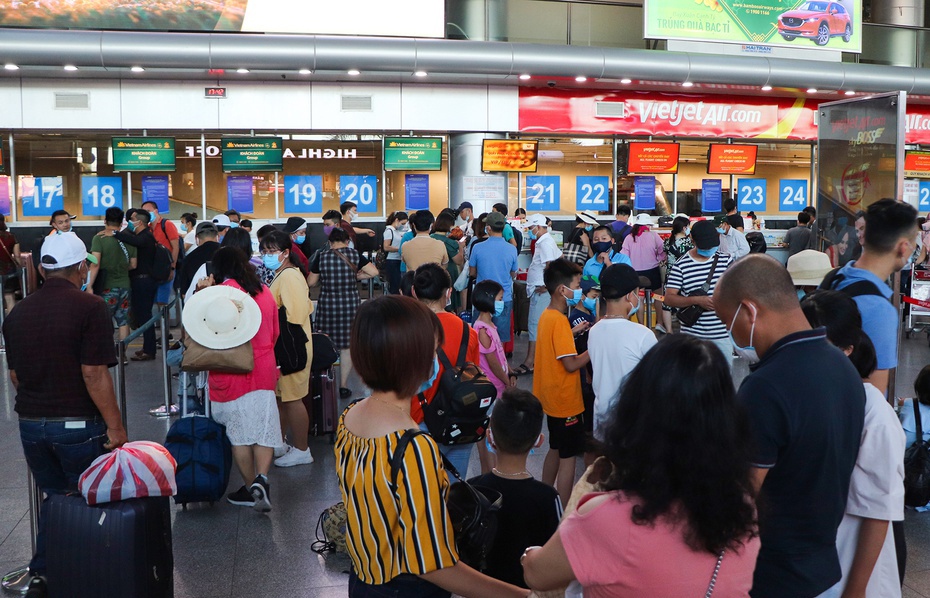 Gan 1.700 khach dang mac ket o Da Nang hinh anh