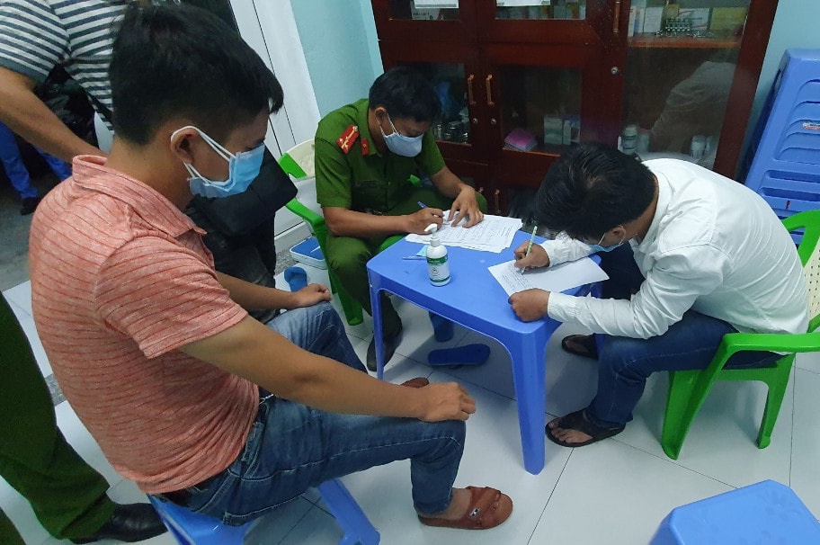 Ban giao nguoi tron cach ly cho Cong an tinh Quang Nam hinh anh