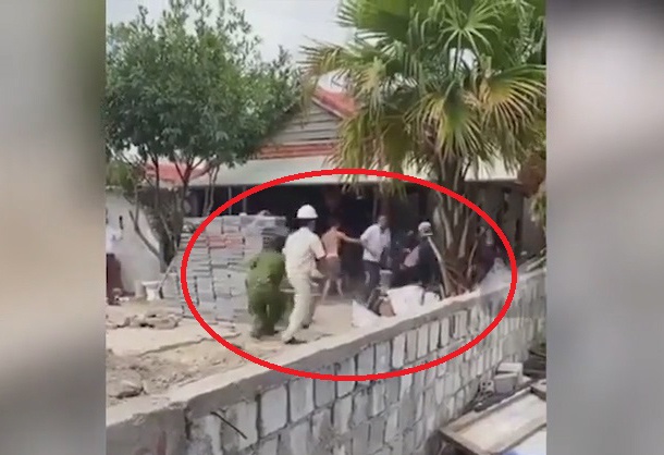 Nhom nguoi xay nha trai phep tan cong canh sat hinh anh