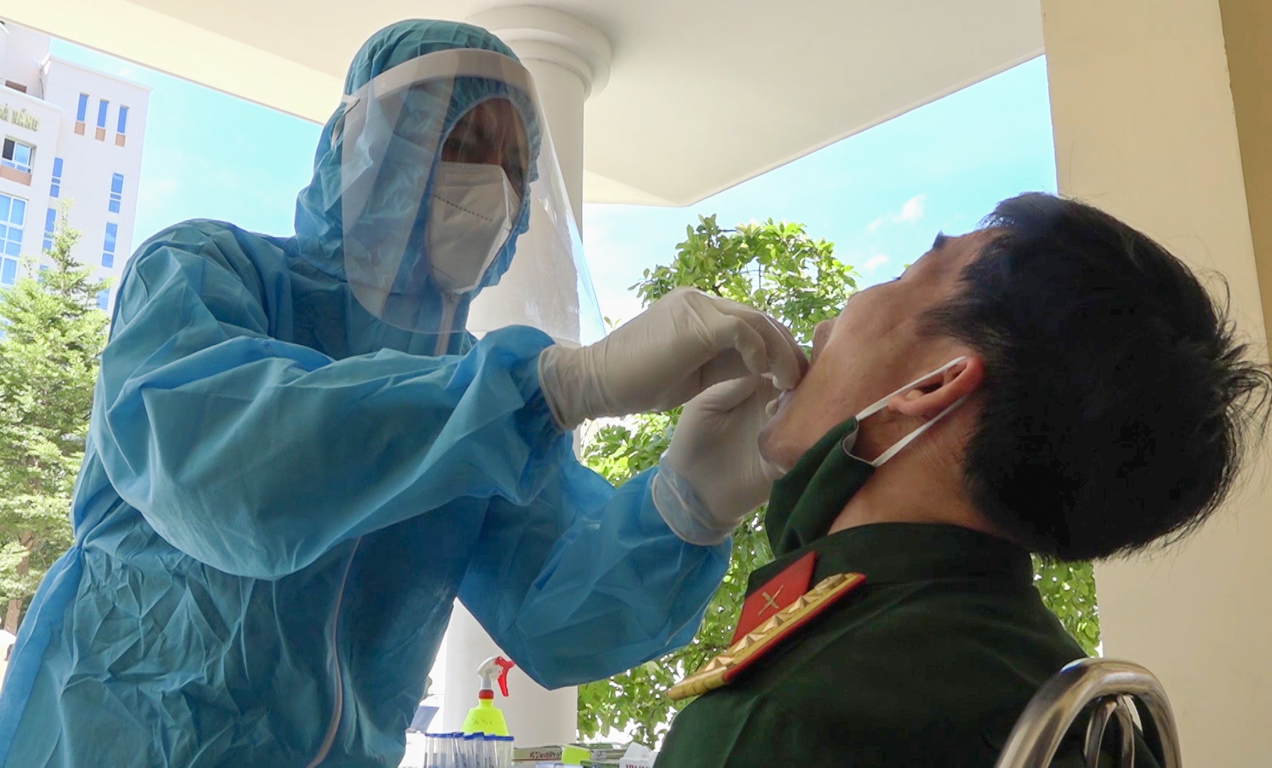 Xet nghiem SARS-CoV-2 cho gan 400 can bo, chien si o Da Nang hinh anh