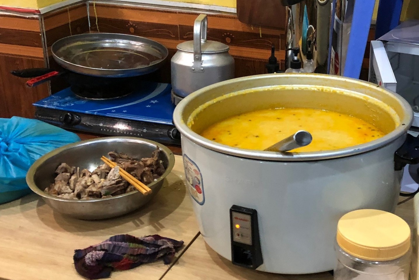 Quan bun ban hang bat chap lenh cam hinh anh