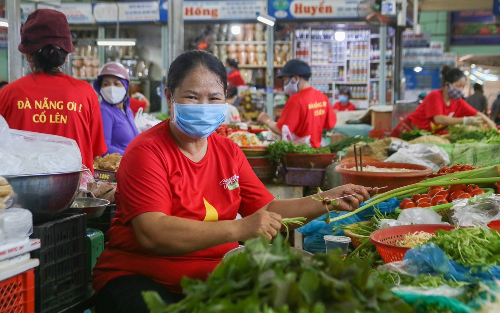 Hon 1.500 tieu thuong mac ao co do sao vang co vu 'Da Nang oi co len' hinh anh