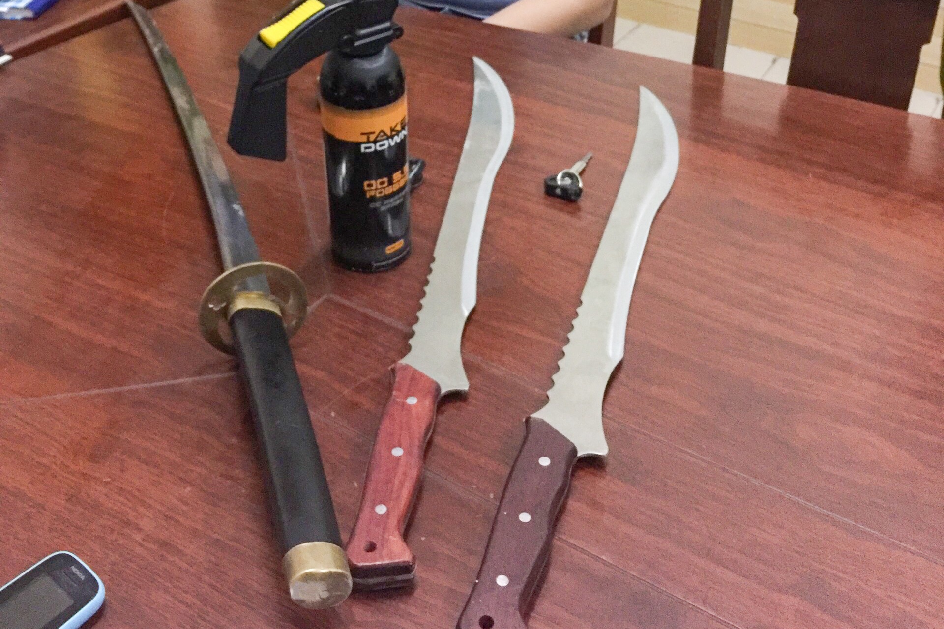 Chan nhom thanh thieu nien mang kiem di chem nhau hinh anh