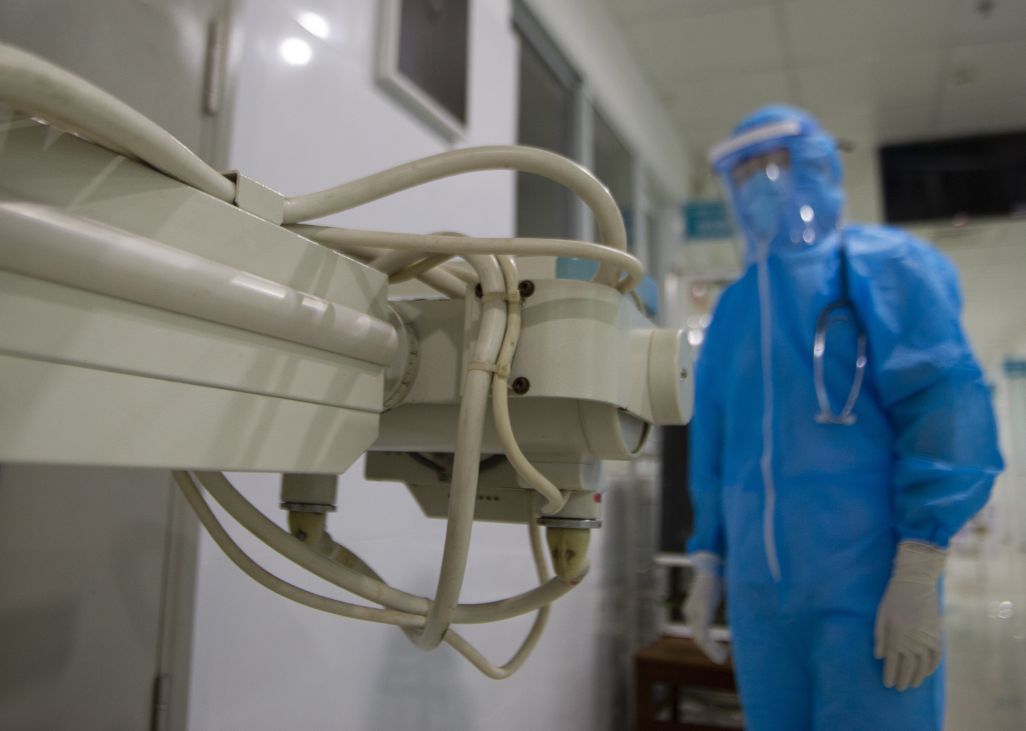 Bac si mac Covid-19 sau 2 lan co ket qua am tinh hinh anh